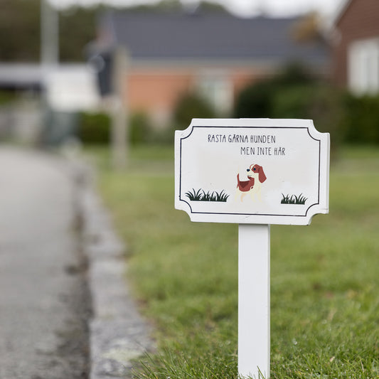 Tydlig hundskylt i marken – perfekt för att varna besökare.