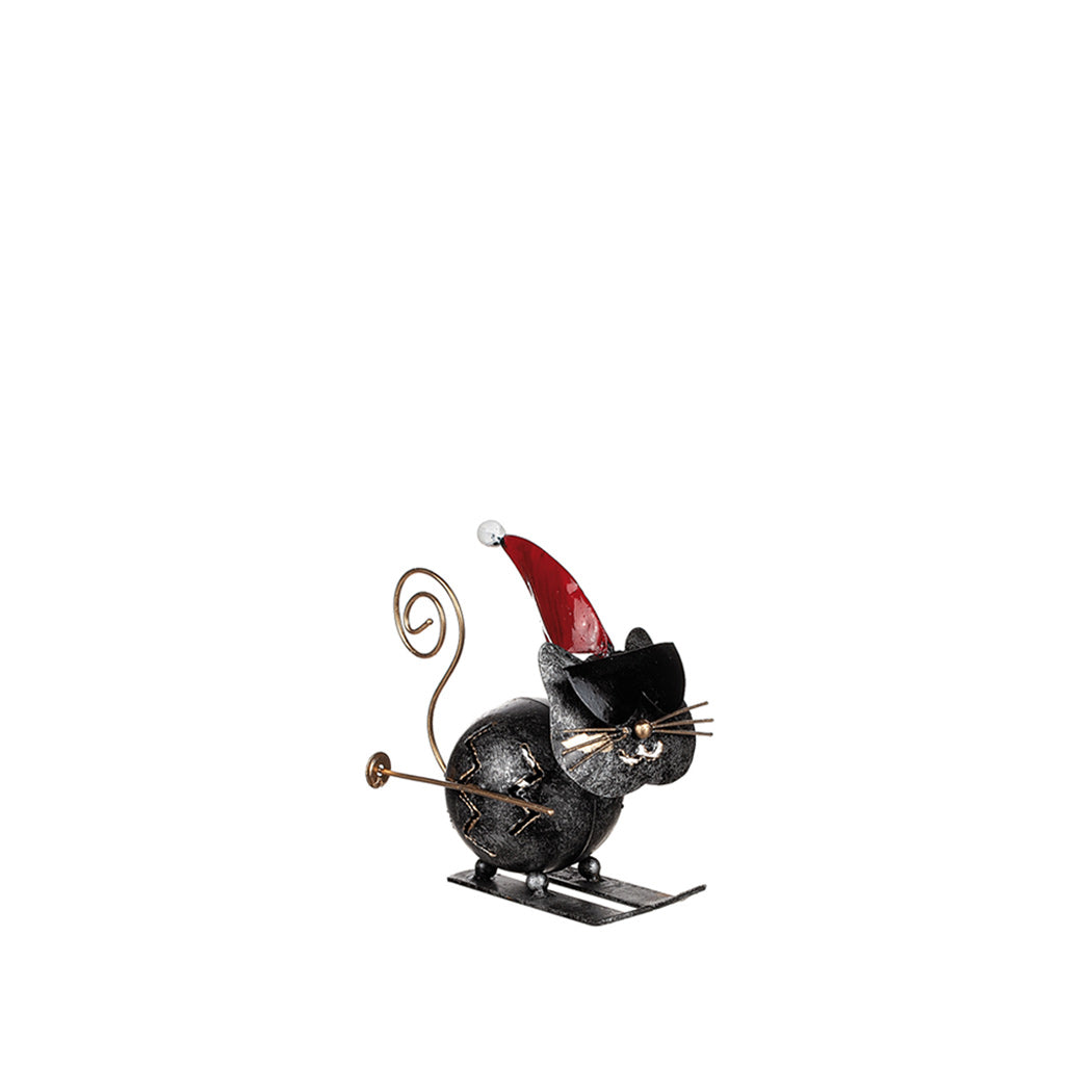Katt på skidor i hamrad plåt