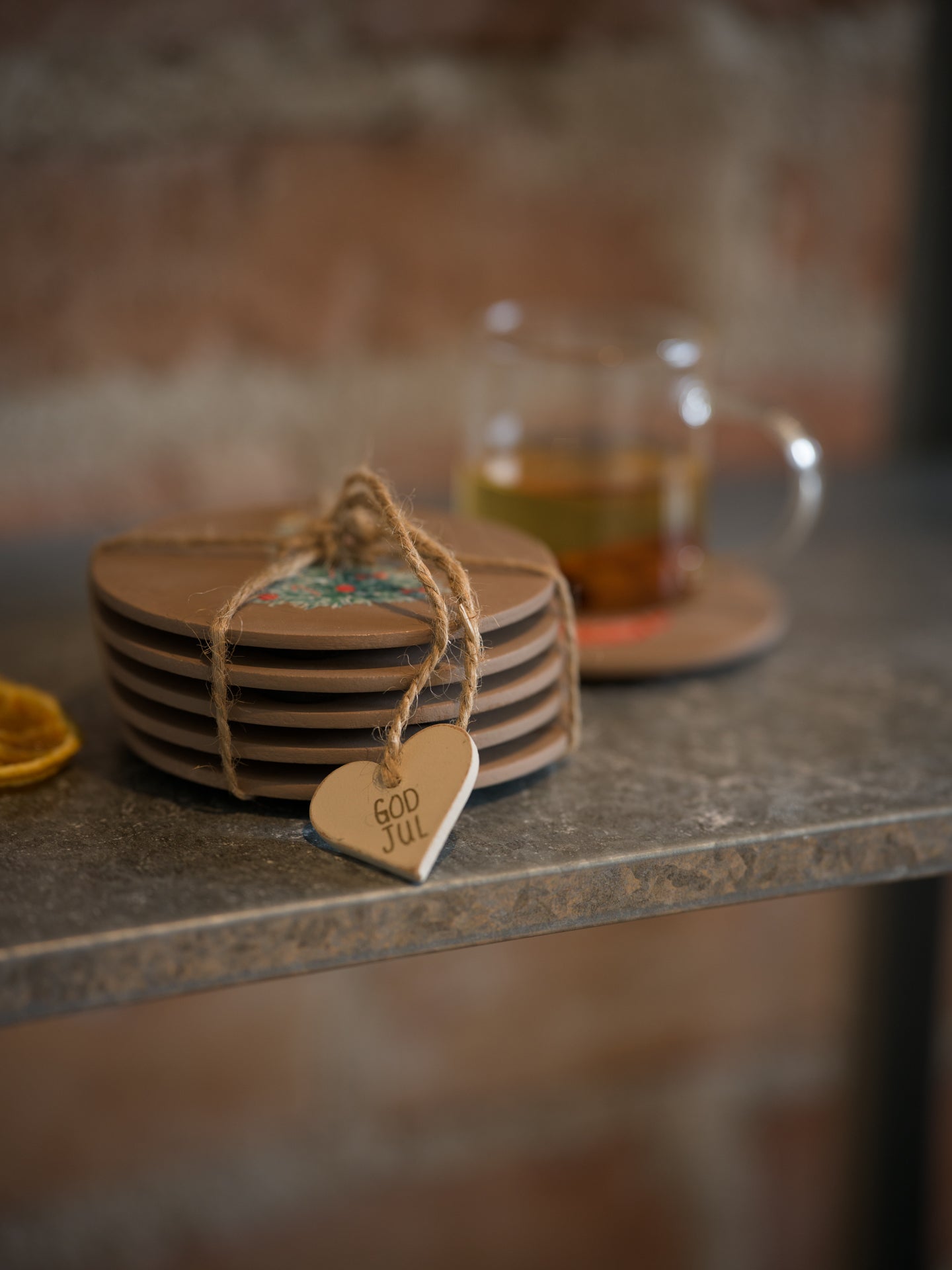 Sex glasunderlägg i trä med olika julmotiv från Different Design,