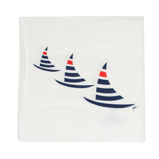Pappersservett med tre segelbåtar i blått, vitt och rött på vit bakgrund