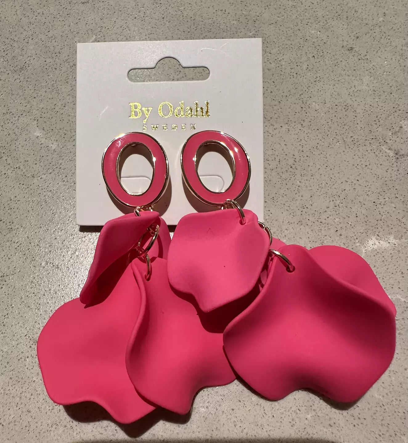 Eleganta cerise lövörhängen från By Odahl – lättviktiga och stilrena.