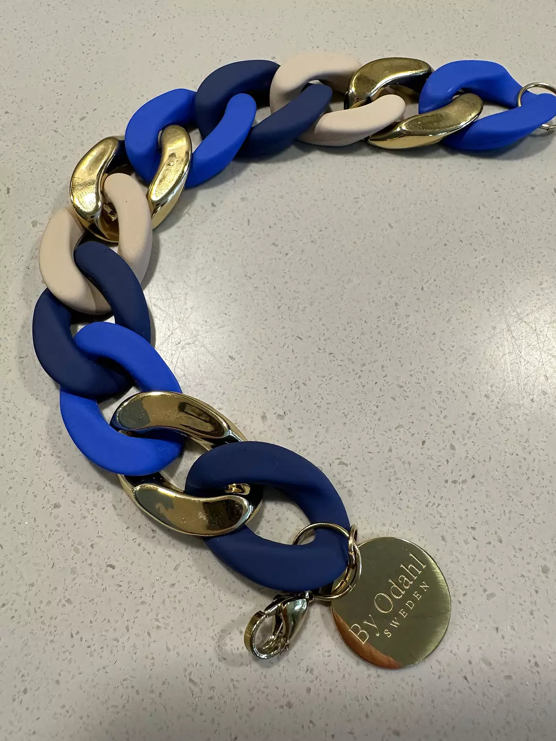 Blå guld kornblå kedjearmband i plast, perfekt att matcha med kedjehalsband.