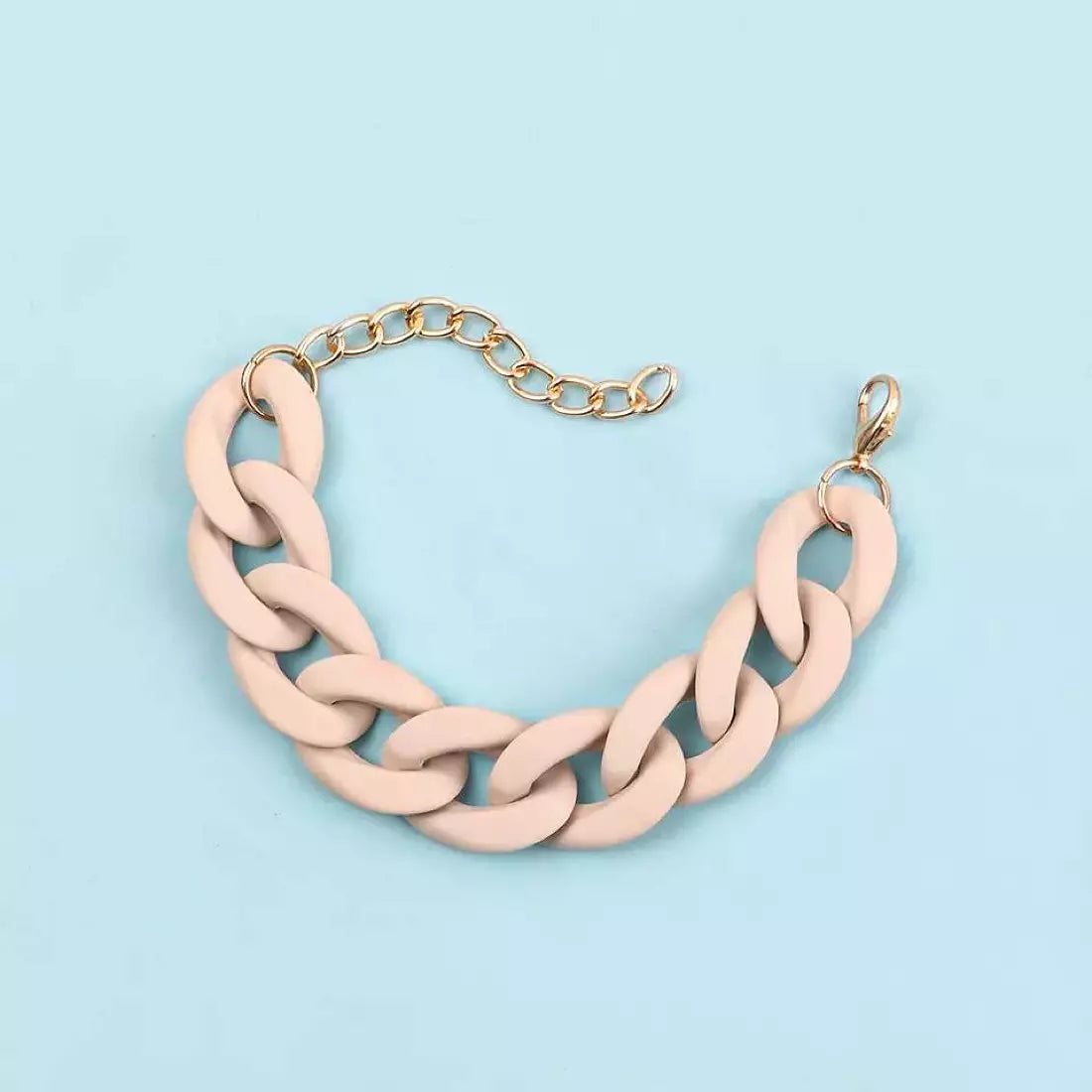 beige kedjearmband i plast, perfekt att matcha med kedjehalsband.
