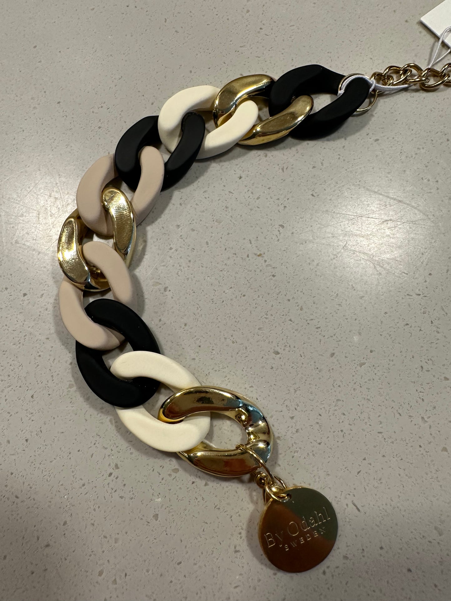 Svart guld beige kedjearmband i plast, perfekt att matcha med kedjehalsband.