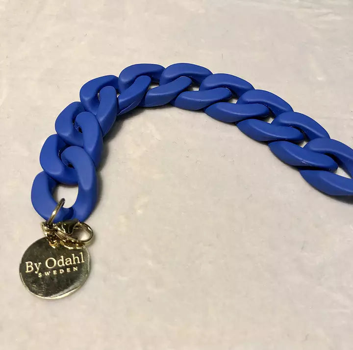 kornblå kedjearmband i plast, perfekt att matcha med kedjehalsband.