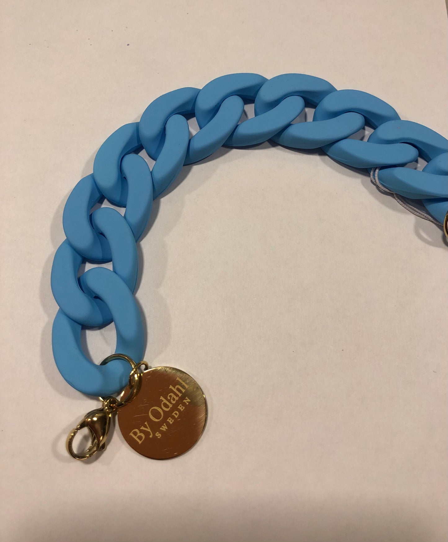 ljusblå kedjearmband i plast, perfekt att matcha med kedjehalsband.