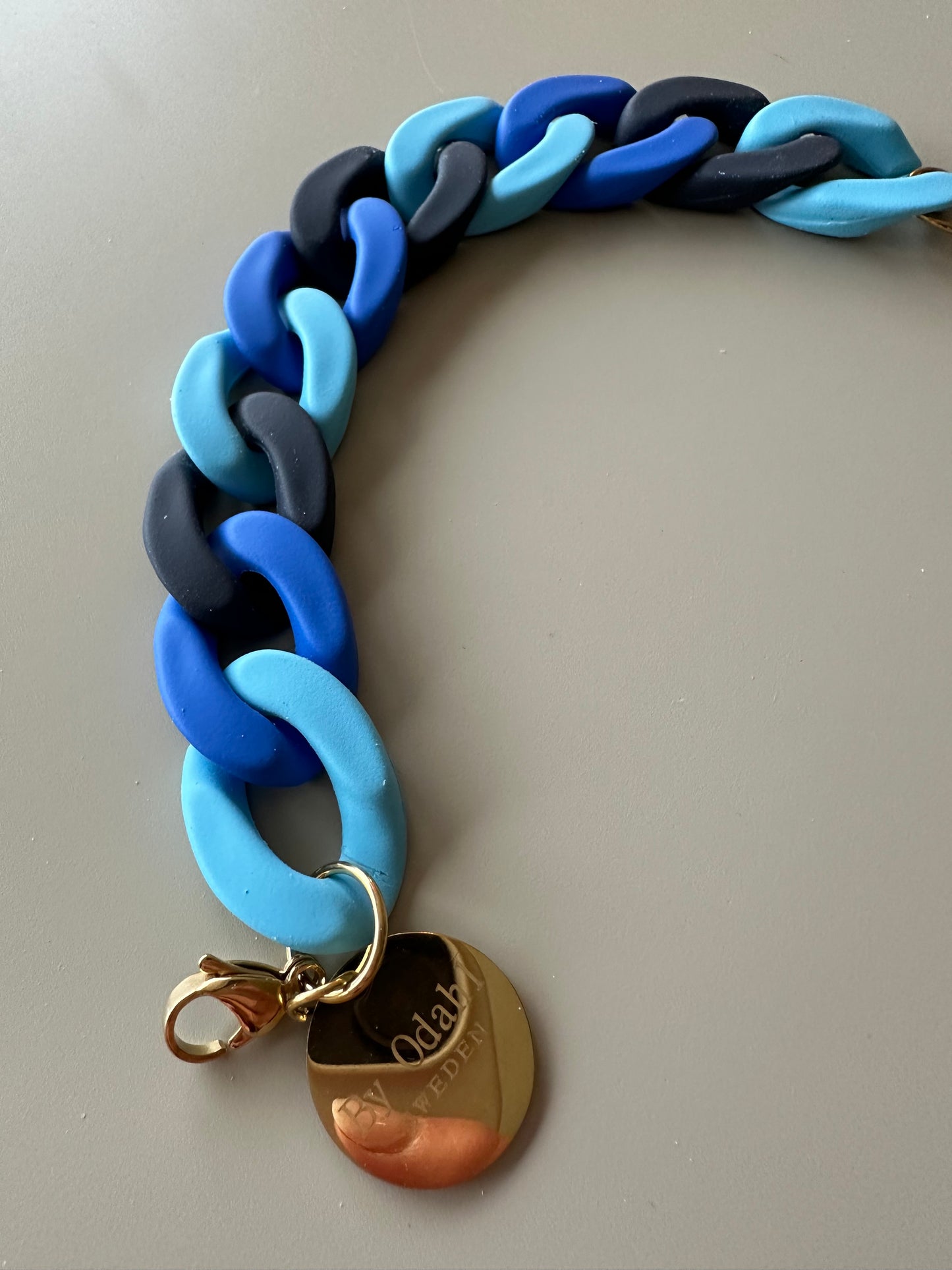 Blå ljusblå kornblå kedjearmband i plast, perfekt att matcha med kedjehalsband.