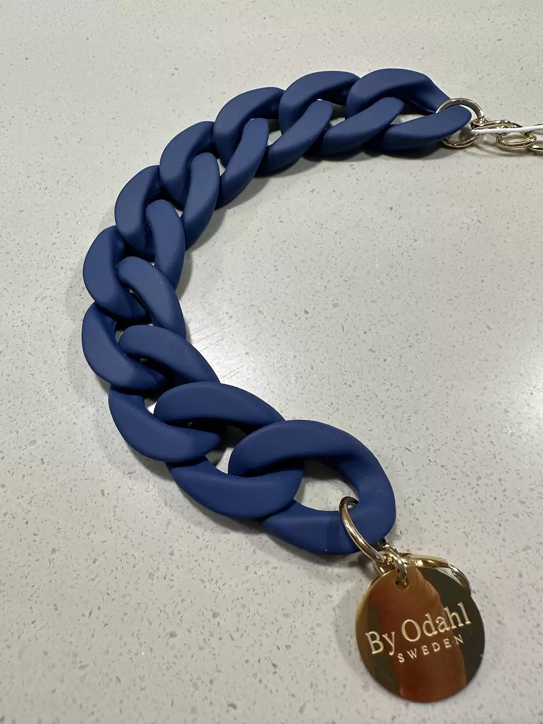 Blå kedjearmband i plast, perfekt att matcha med kedjehalsband.