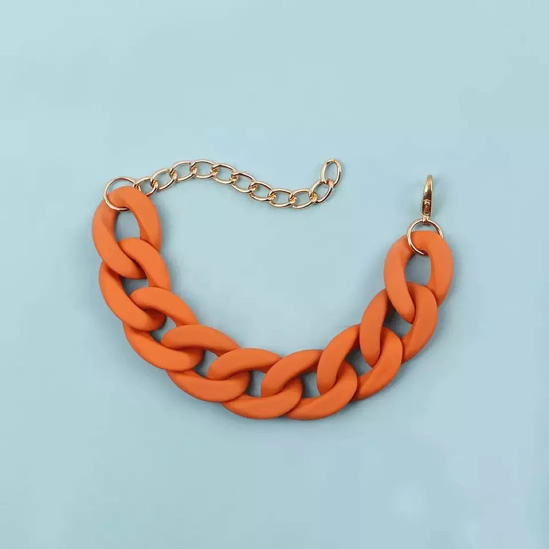 orange kedjearmband i plast, perfekt att matcha med kedjehalsband.