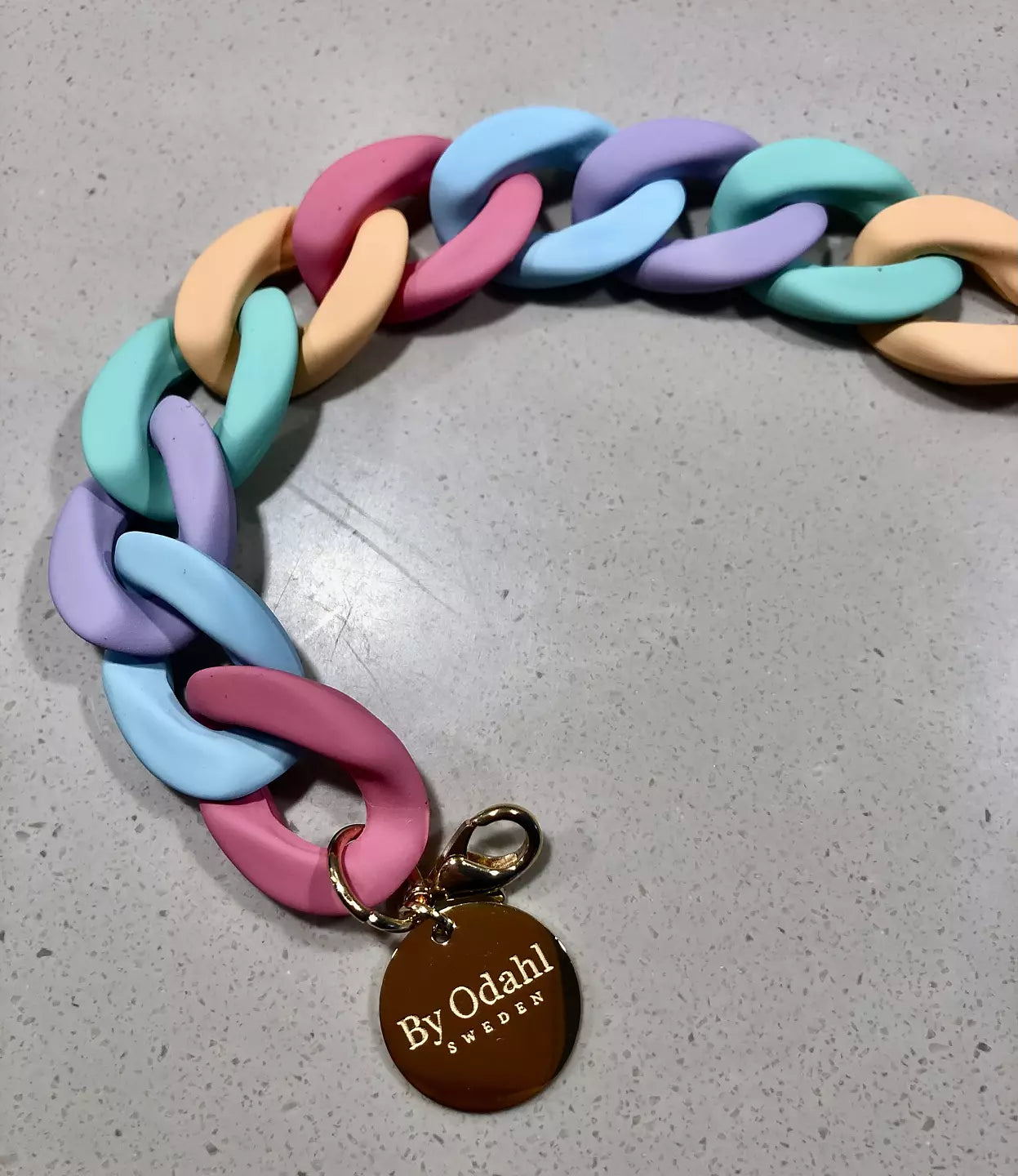 pastel kedjearmband i plast, perfekt att matcha med kedjehalsband.
