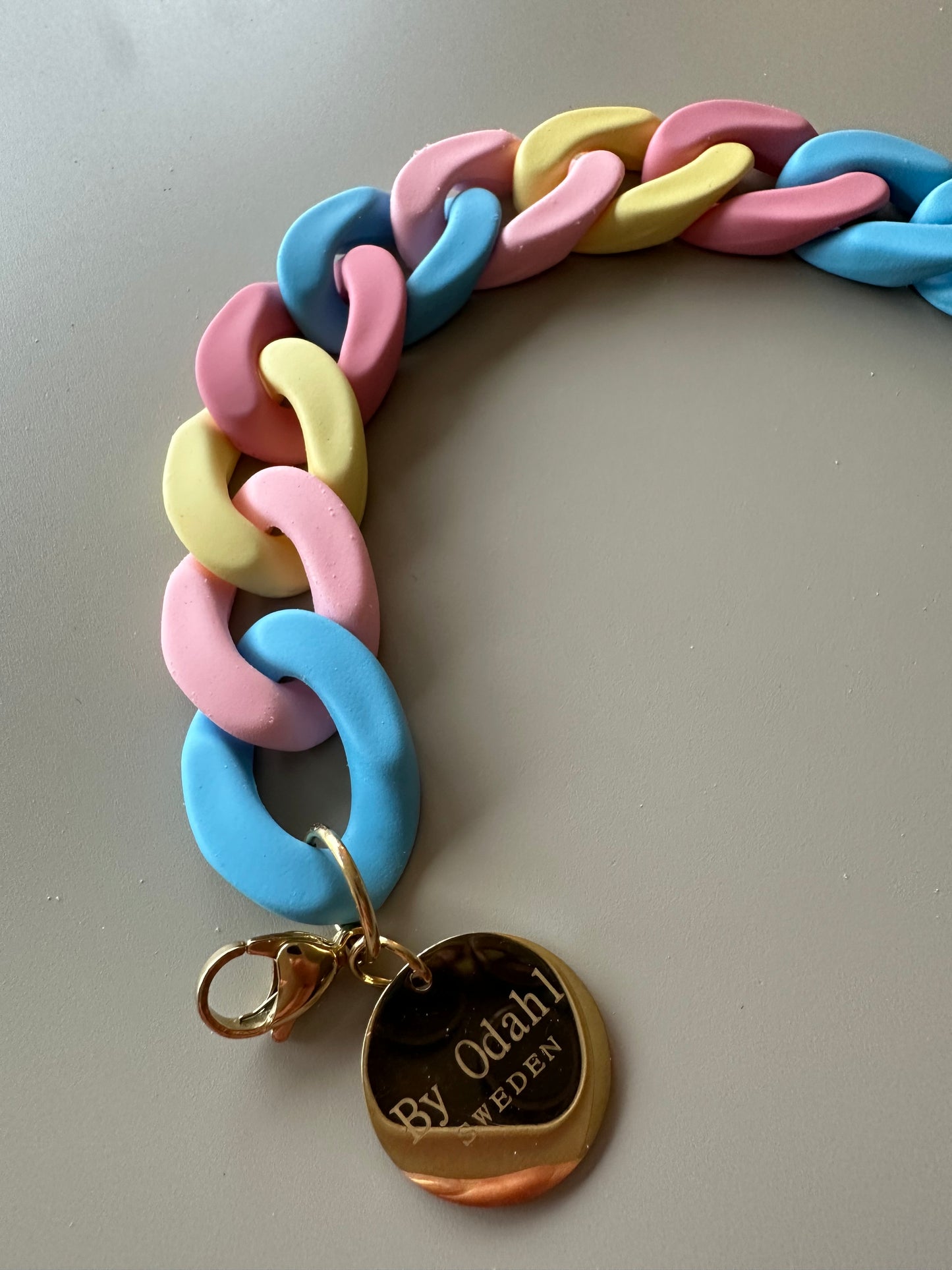 pastel, blå , rosa och gul kedjearmband i plast, perfekt att matcha med kedjehalsband.