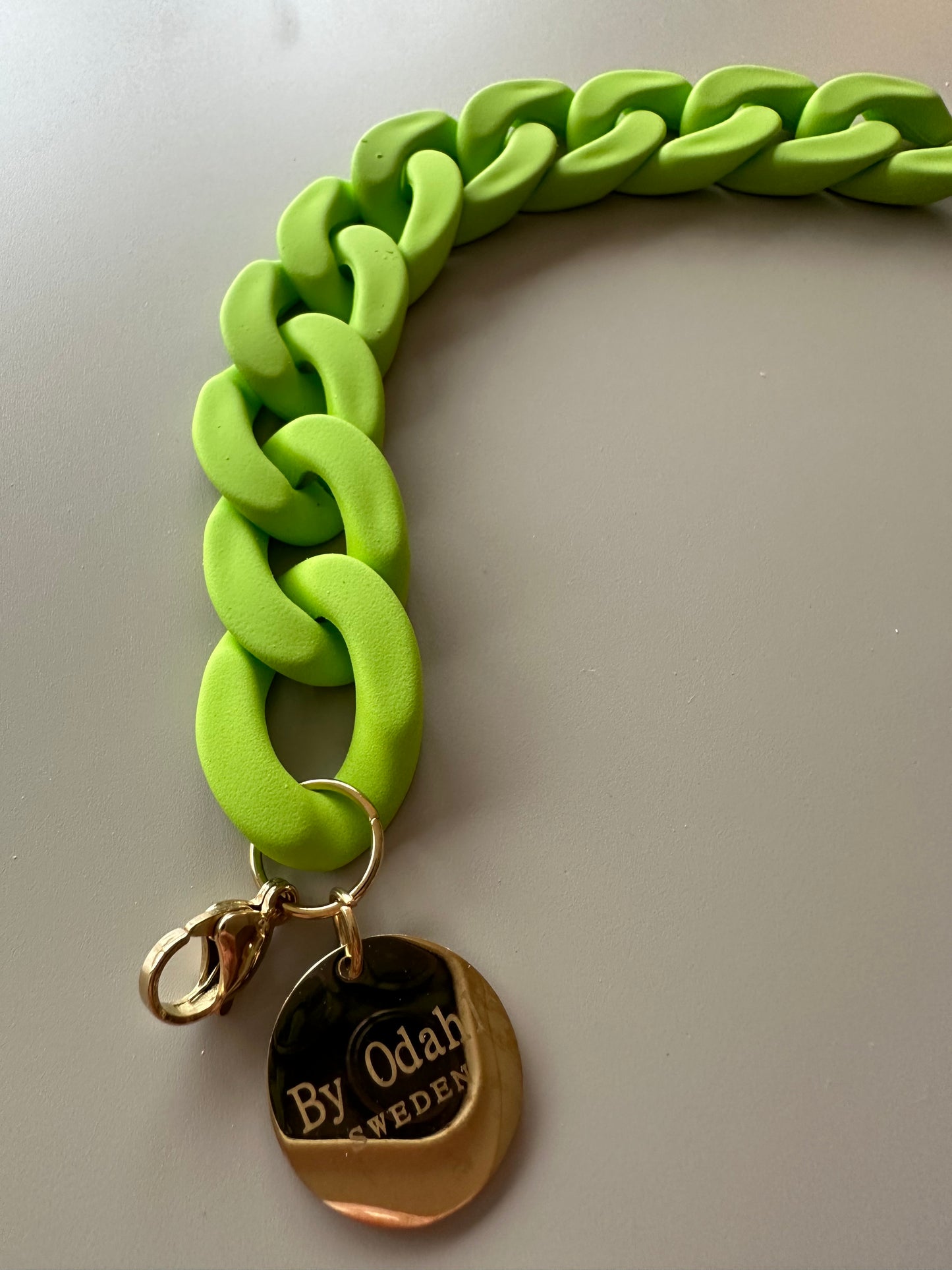 äpplagrön kedjearmband i plast, perfekt att matcha med kedjehalsband.