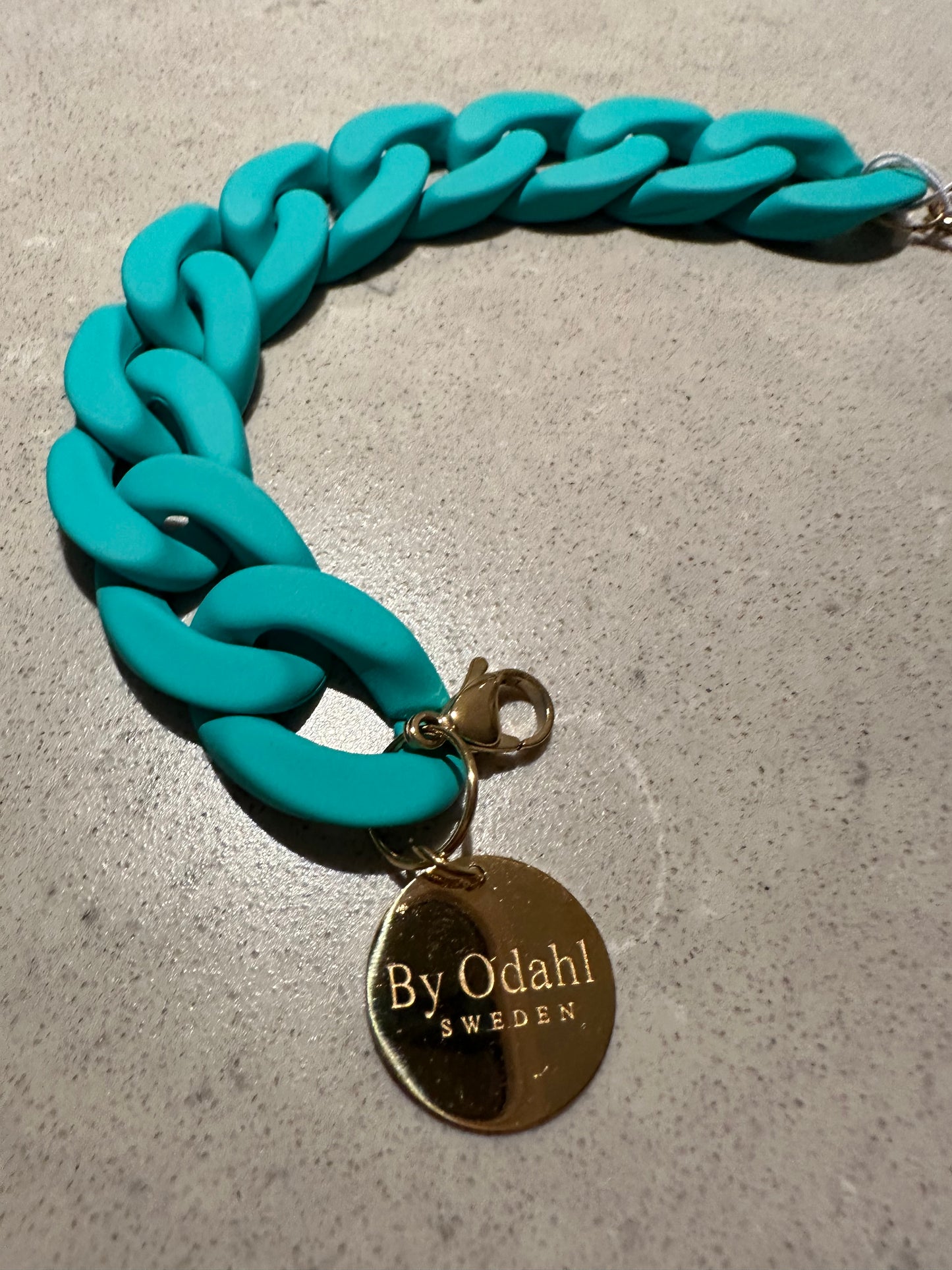 turkos kedjearmband i plast, perfekt att matcha med kedjehalsband.