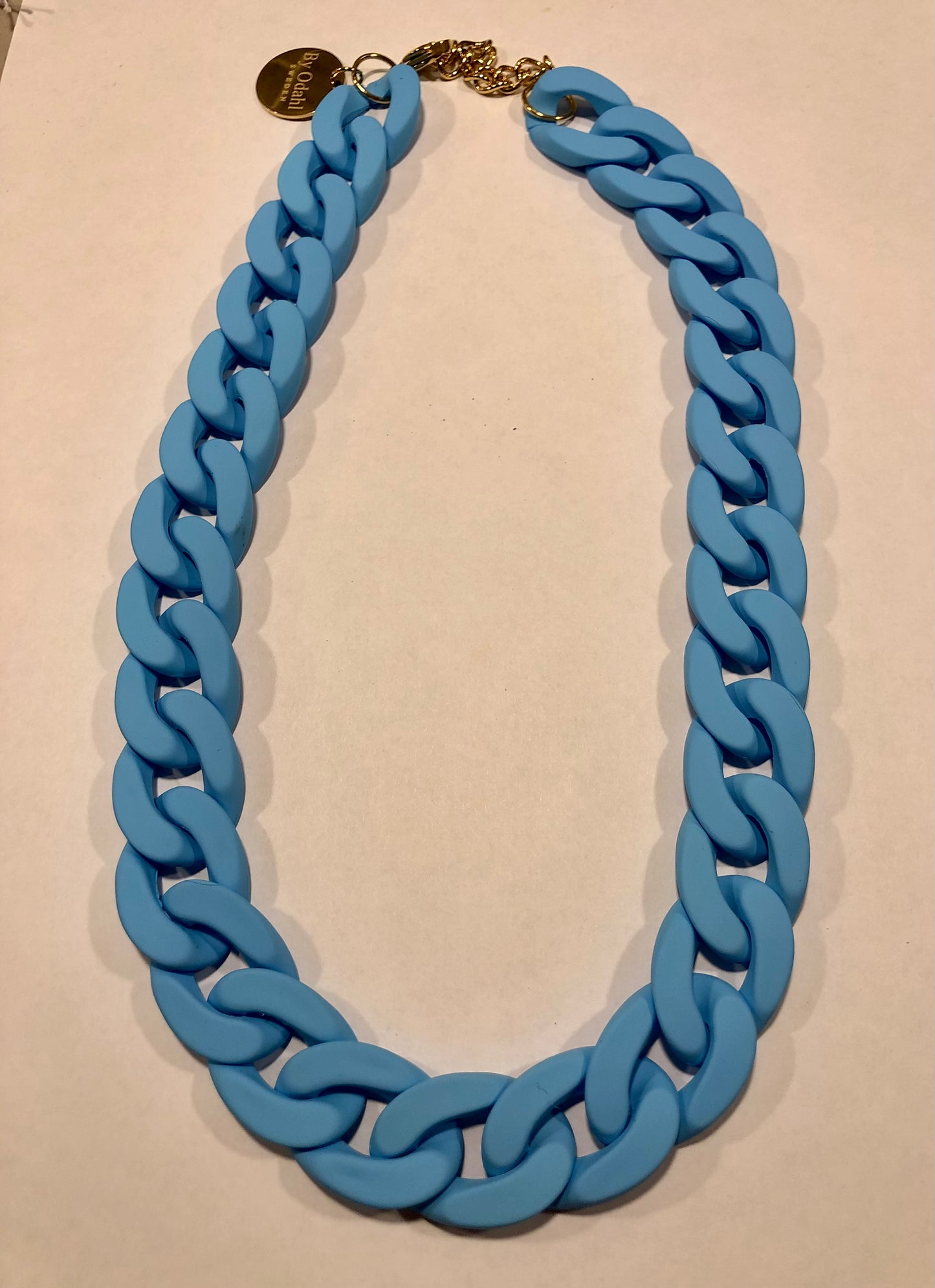 Ljusblått kedjehalsband i plast