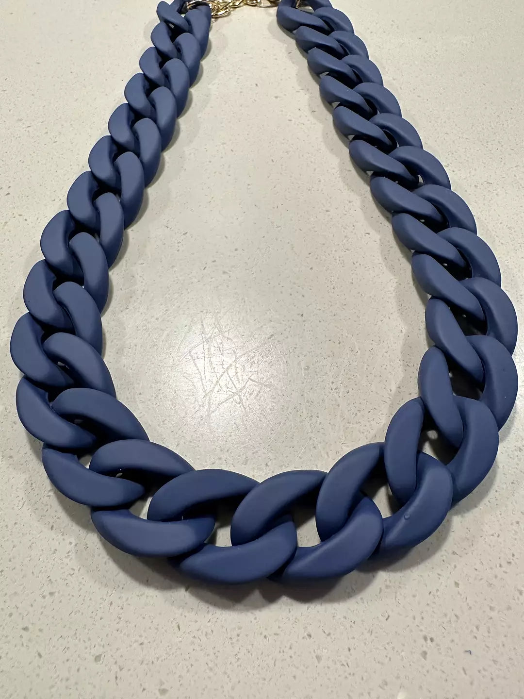 Marinblått kedjehalsband i plast