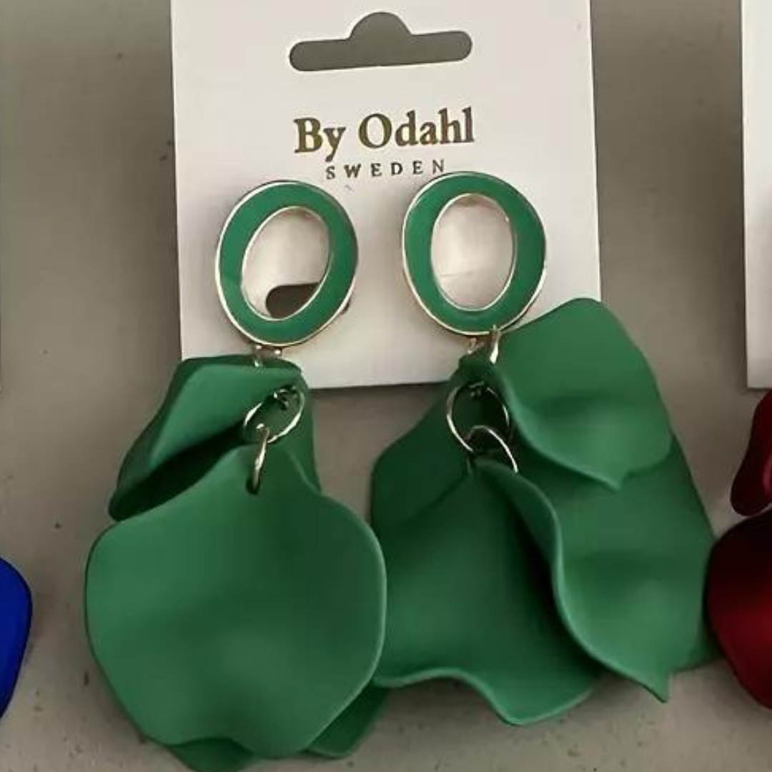 Eleganta gröna lövörhängen från By Odahl – lättviktiga och stilrena.