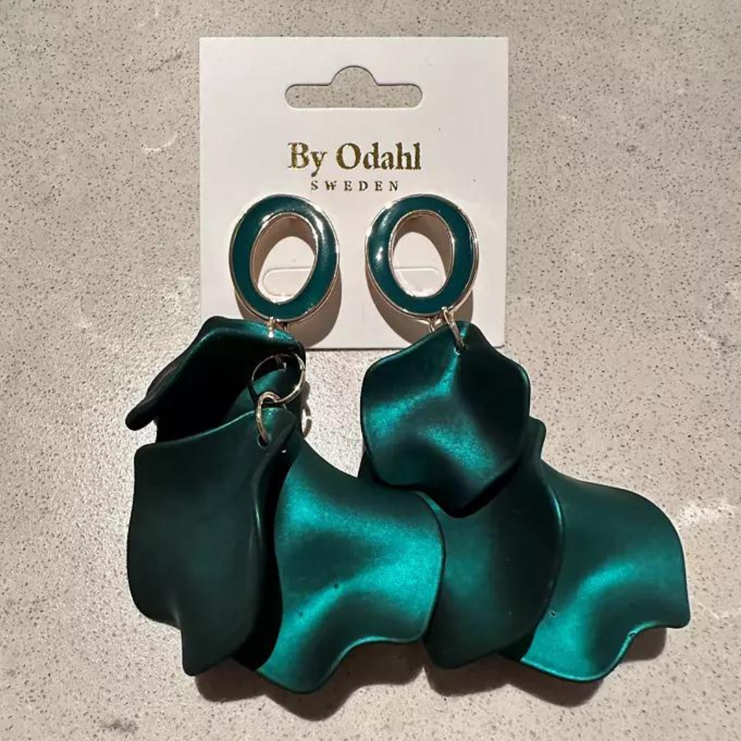 Eleganta safirgrön lövörhängen från By Odahl – lättviktiga och stilrena.