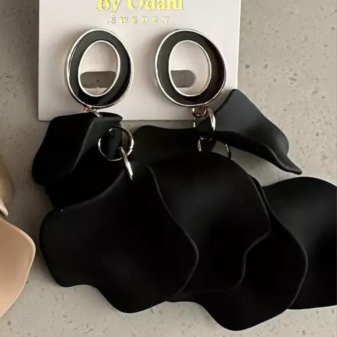 Eleganta svart lövörhängen från By Odahl – lättviktiga och stilrena.