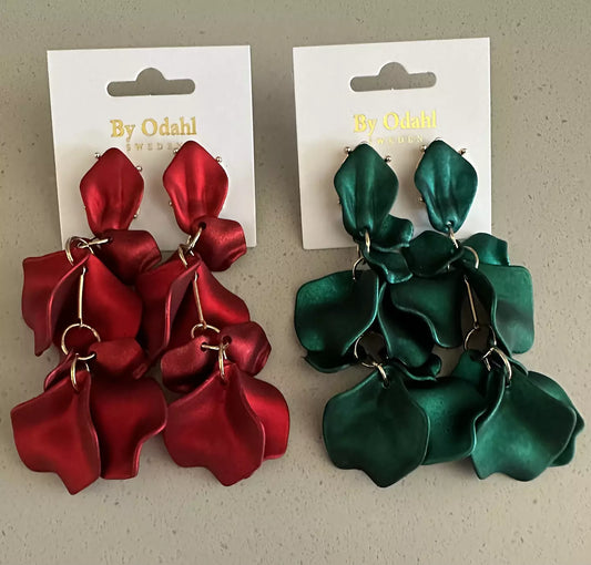 Samhets röd och mörk grönalövörhängen från by Odahl med en tunn och stilren design. Perfekt för en elegant och modern look.