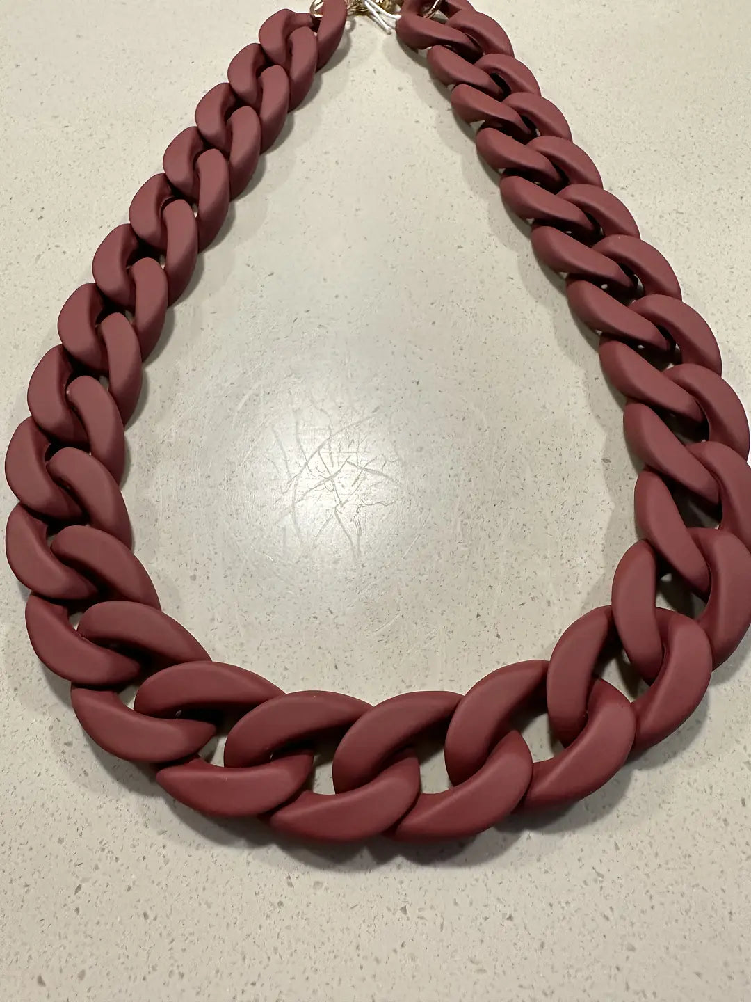 Vinrött kedjehalsband i plast