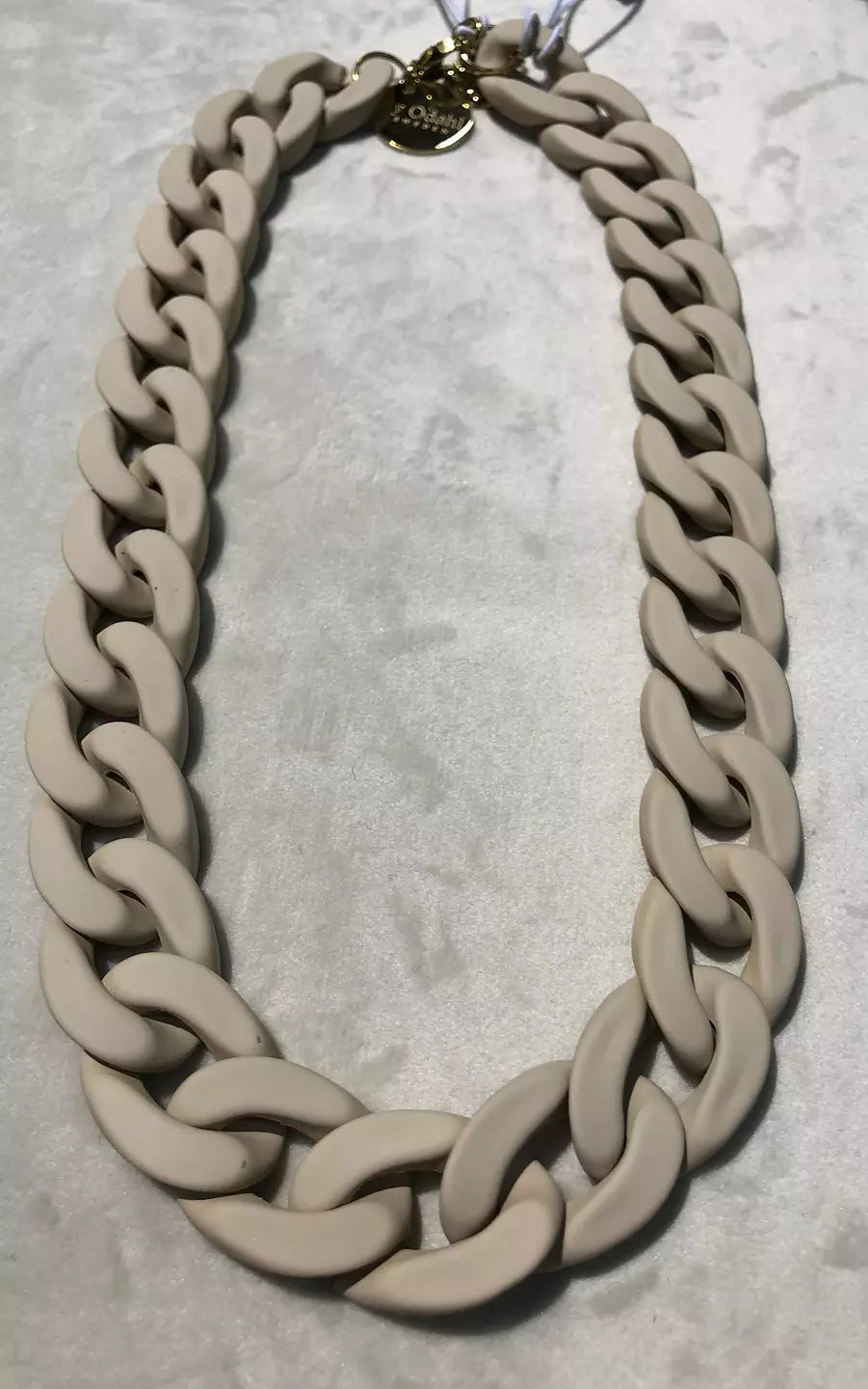 Beige kedjehalsband i plast