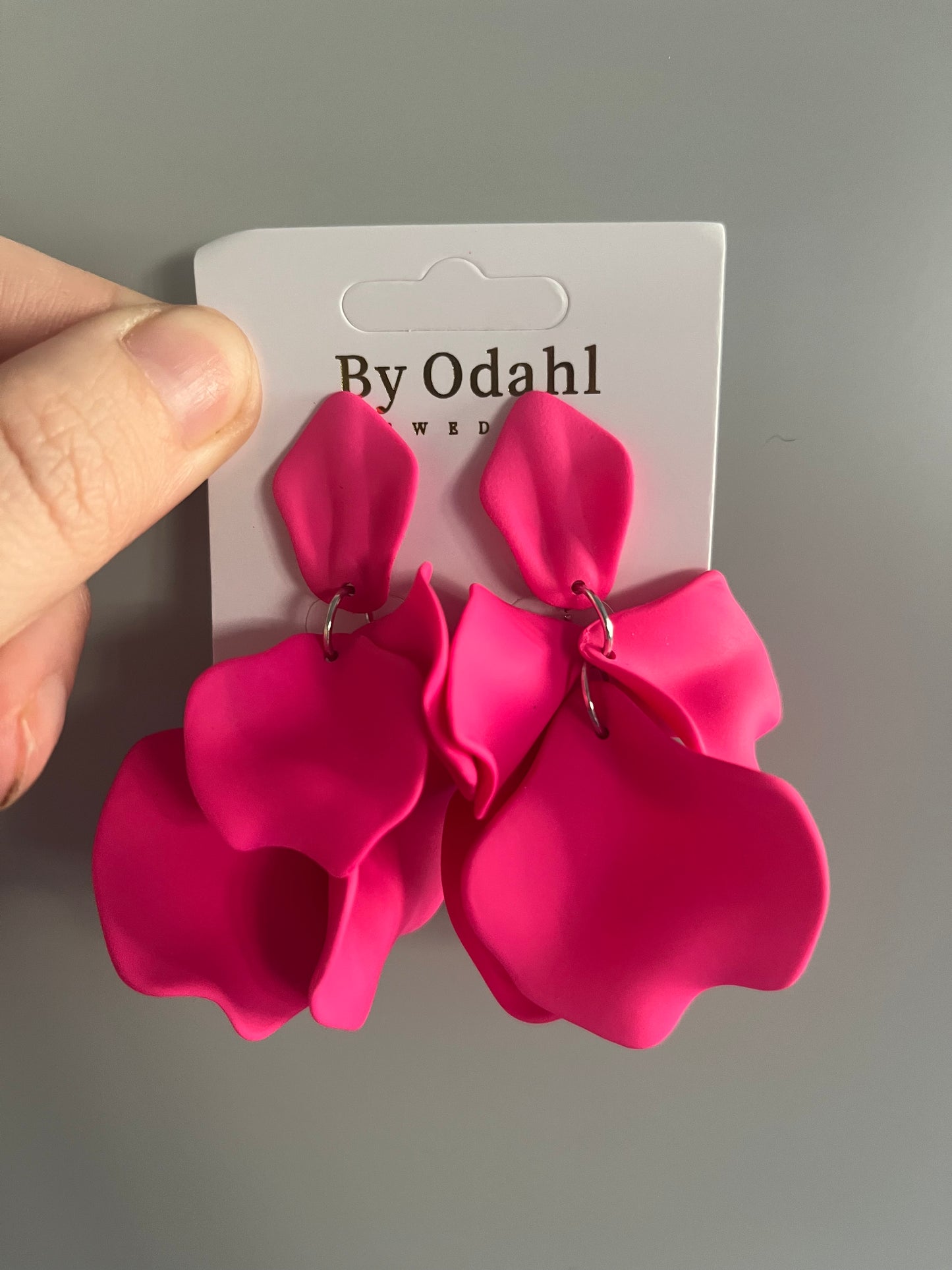 Cerisa lövörhängen från by Odahl. Denna variant har en något annorlunda utformning – se produktbeskrivningen för mer information.