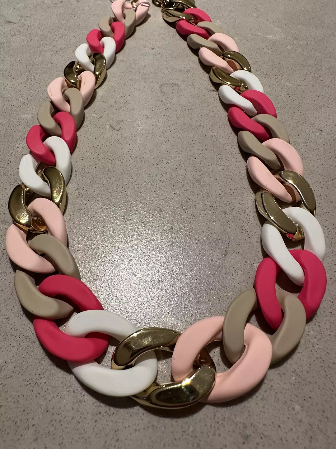 Rosa,vit, beige och guld mixat kejdehalsband i plast