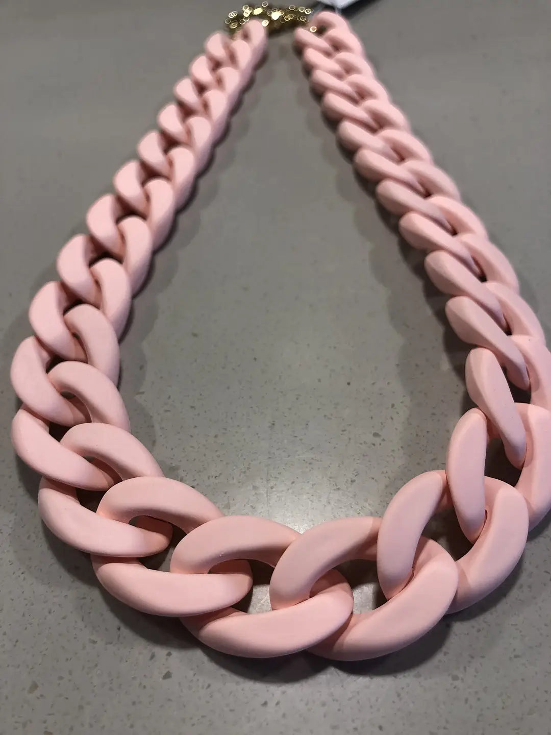 Ljusrosa kedjehalsband i plast