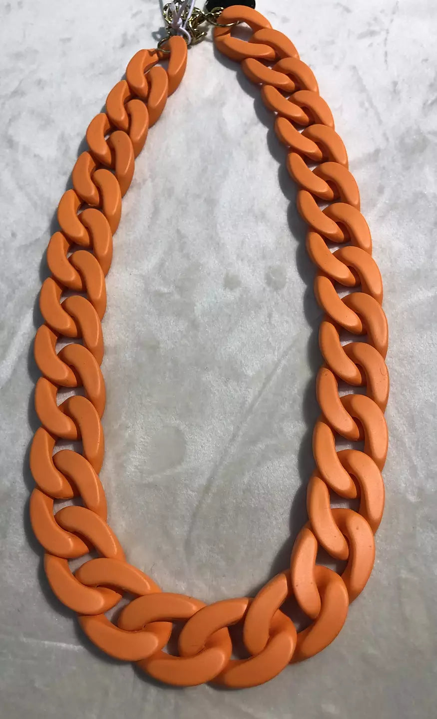 Orange kedjehalsband i plast
