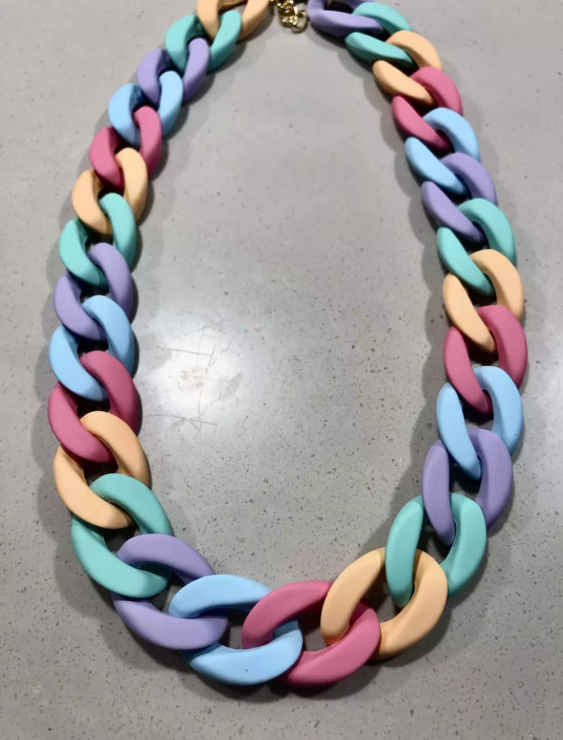 Pastelfärgad mix kedjehalsband i plast