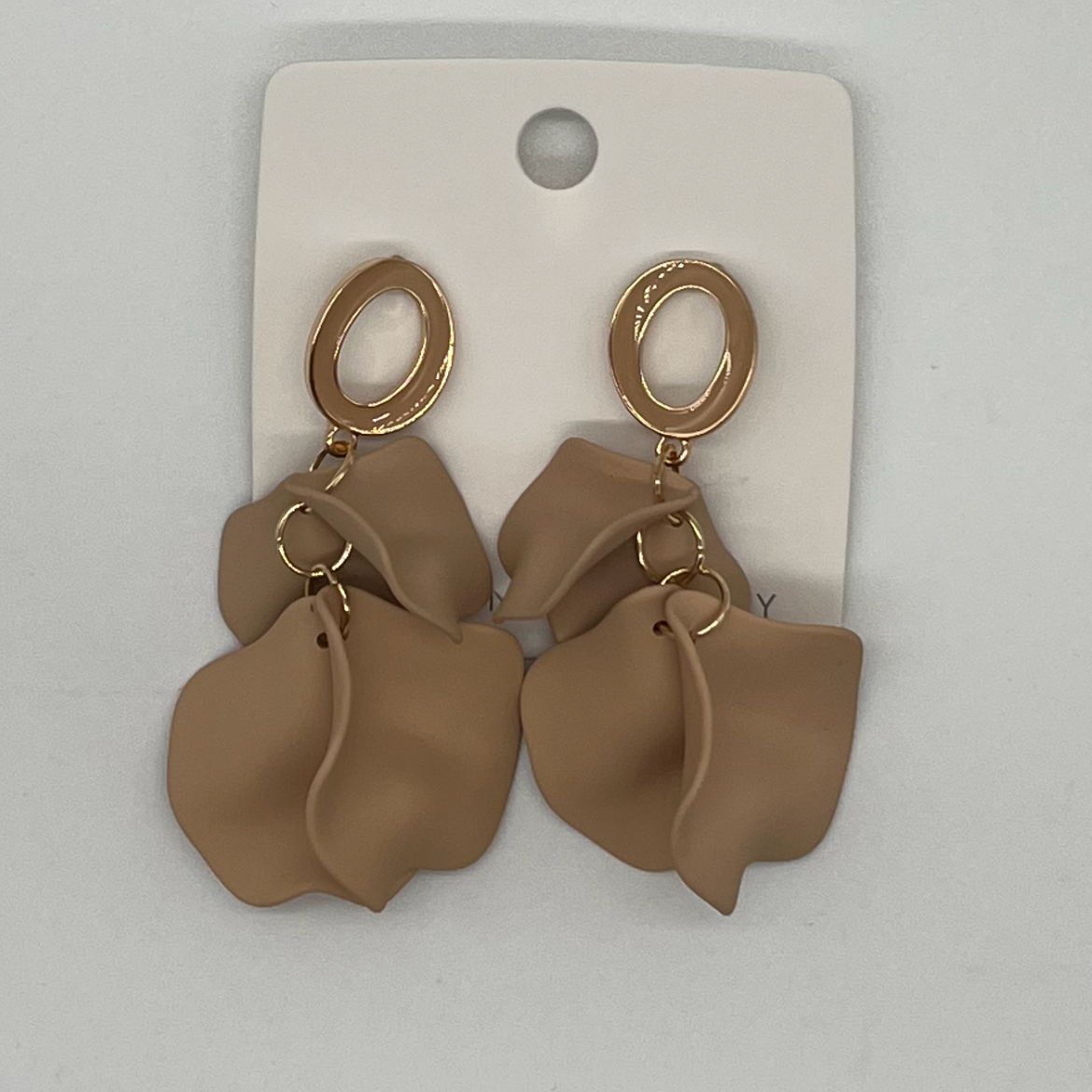 Eleganta beige lövörhängen från By Odahl – lättviktiga och stilrena.