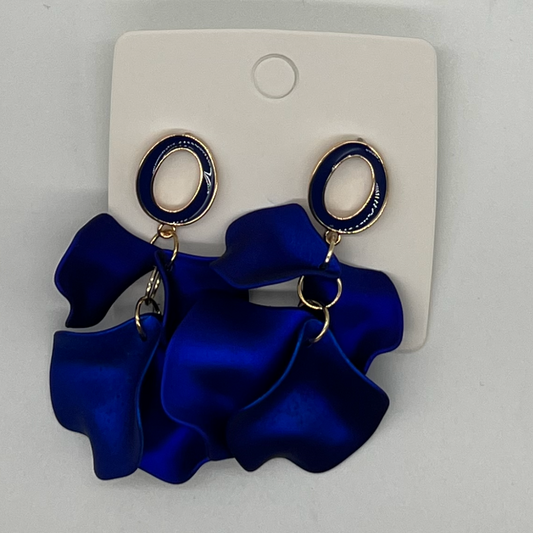 Eleganta blå lövörhängen från By Odahl – lättviktiga och stilrena.