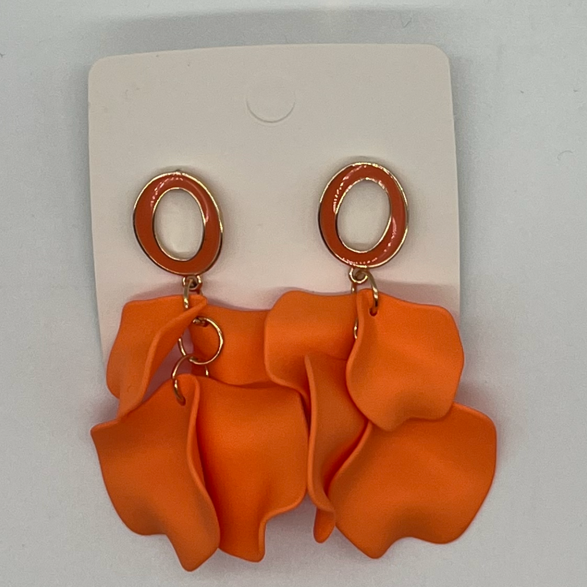 Eleganta orange lövörhängen från By Odahl – lättviktiga och stilrena.