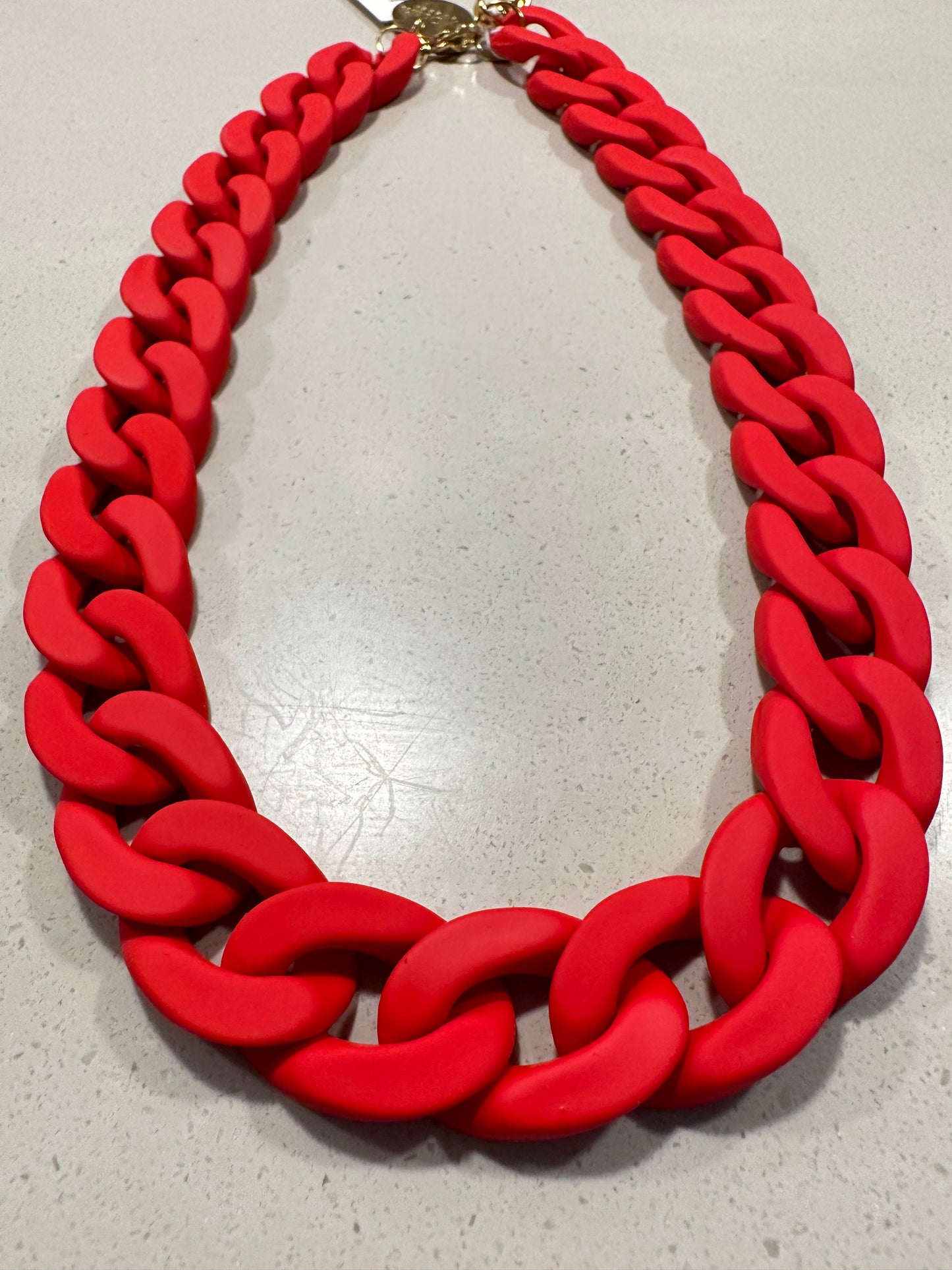 rött kejdehalsband i plast