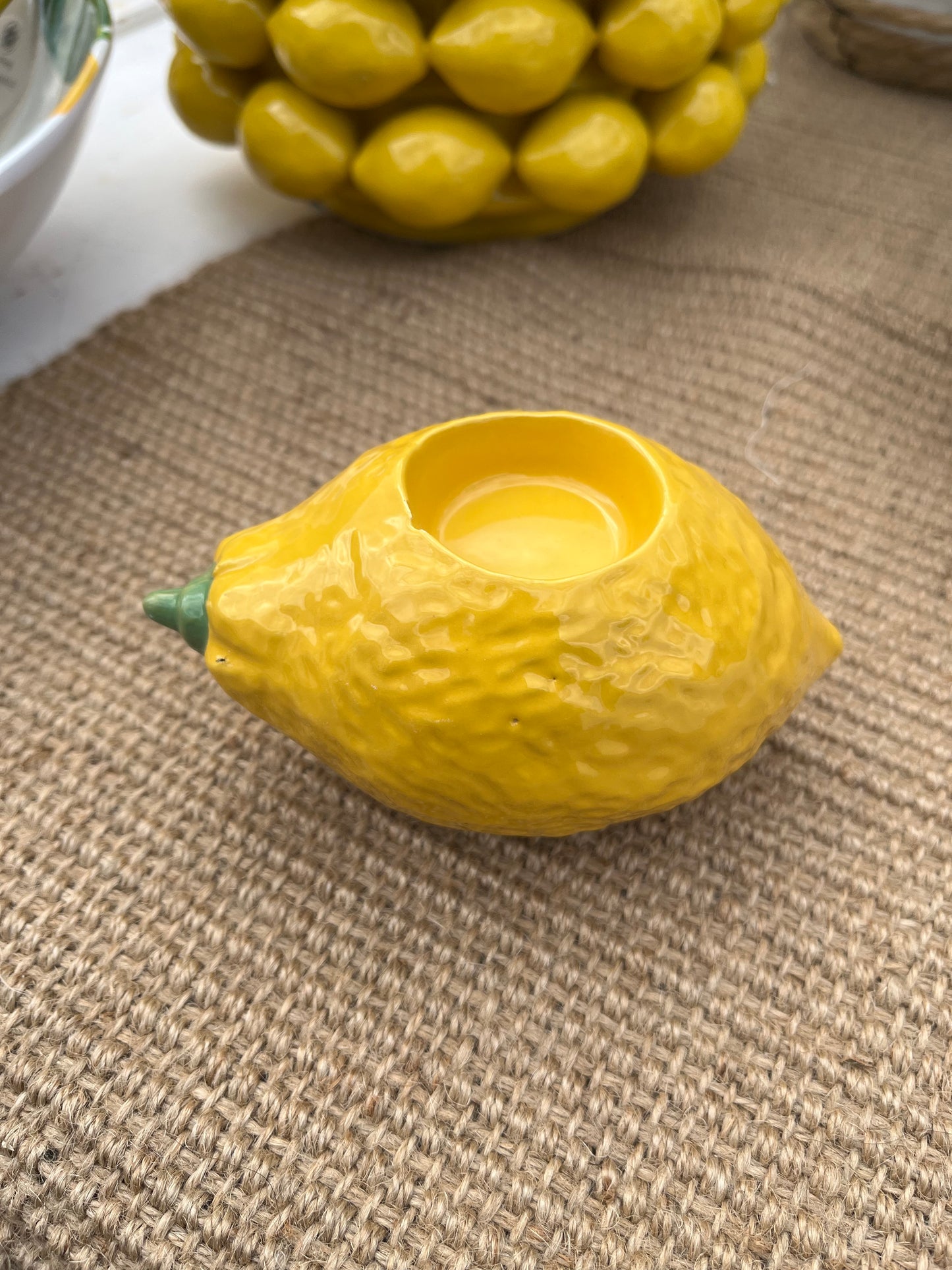 Handgjord glaserad ljusstake med citronmotiv för värmeljus.