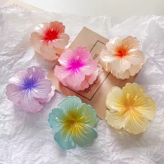 Flera färgglada hårklämmor formade som blommor i en gruppbild