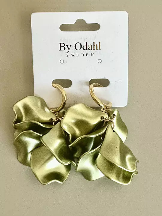 Lövörhängen från By Odahl i metall med skulpterade blad som reflekterar ljuset.