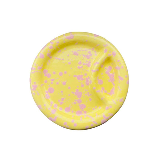Gul handgjord Tropicopop tallrik i stengods med rosa stänkmönster och uppdelad serveringsyta.