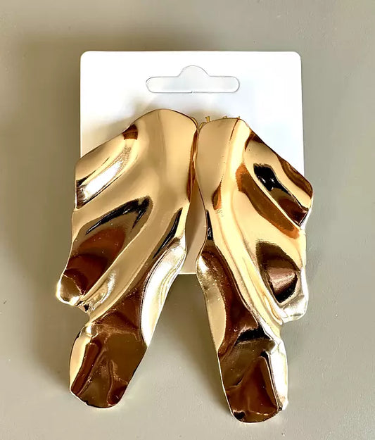 Guldfärgade lövörhängen – statement-smycke med cool design