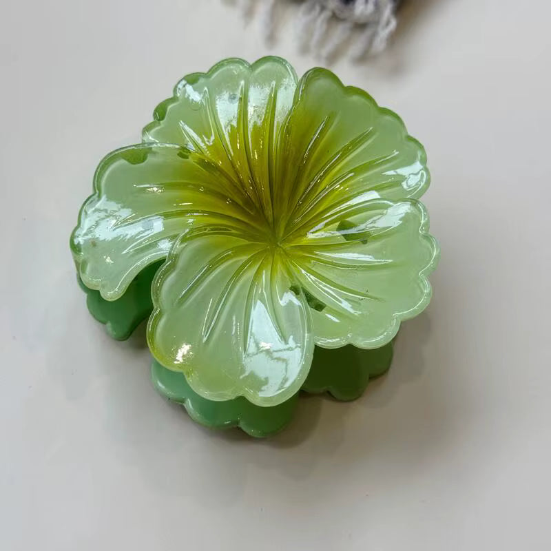 Blomformad hårklämma – färgglad accessoar