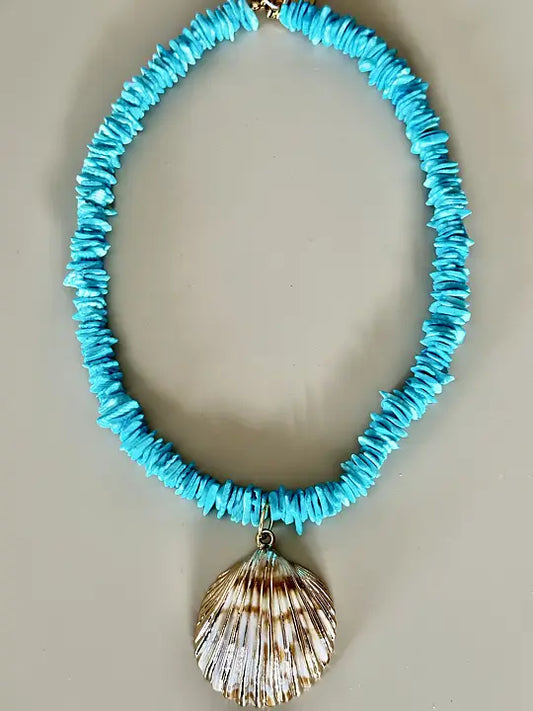 Närbild på snäckhalsband från by Odahl i ljus ton