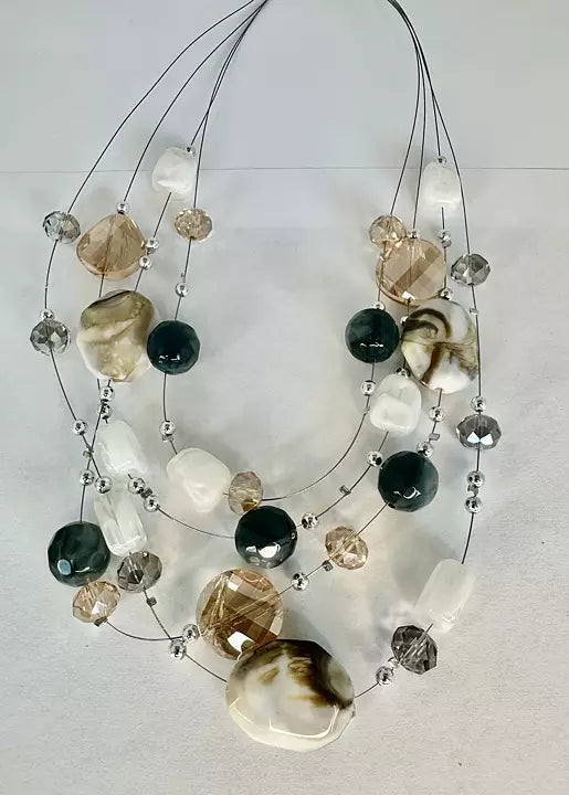 Halsband och örhänge sett