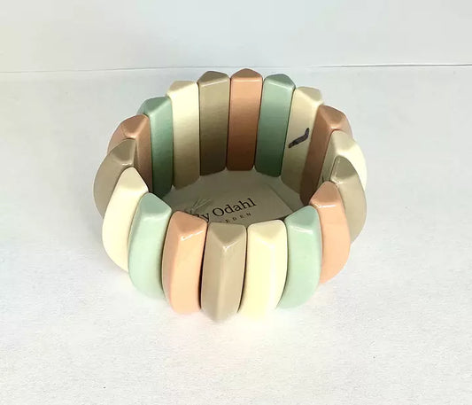 Elastiskt armband med släta pärlor i pastellfärger som beige, mintgrön, rosa och creme.