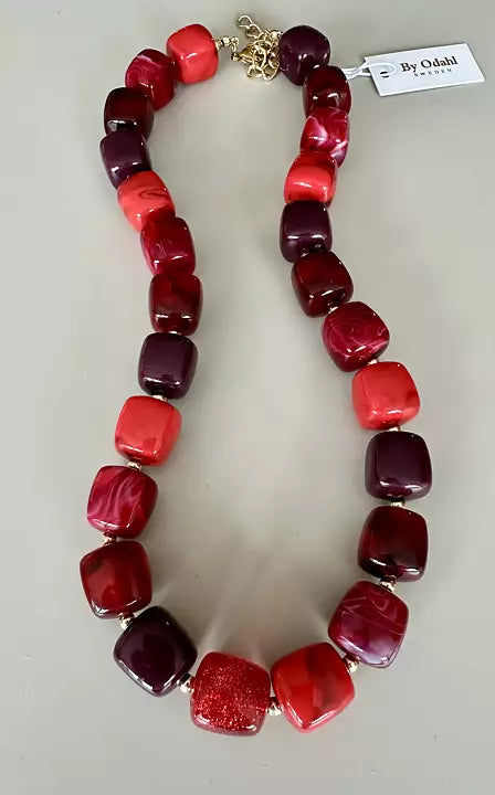 Halsband med marmorerade pärlor
