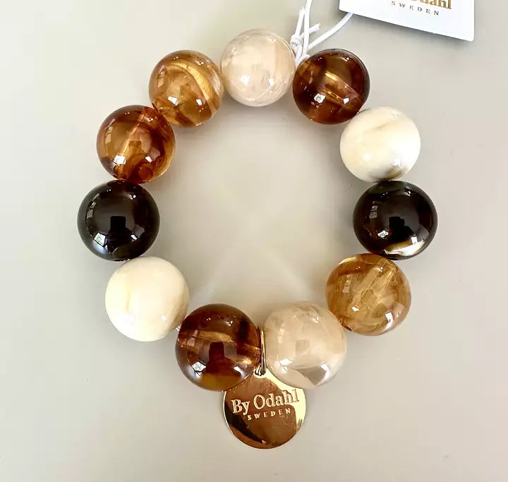Statementarmband med stora rundade pärlor och guldfärgad detalj.