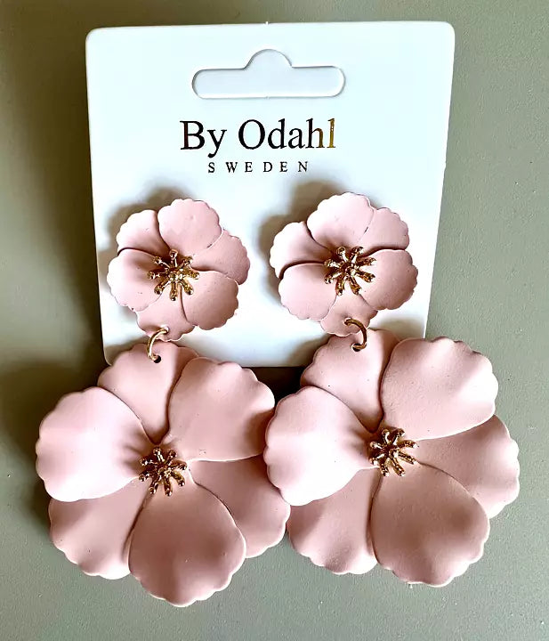 Färgglada blomörhängen