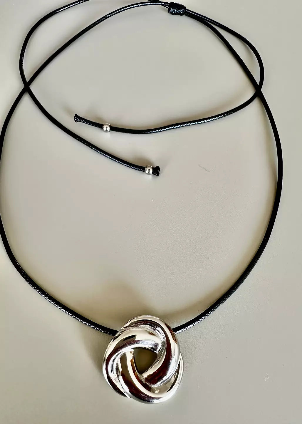 Halsband med knut på