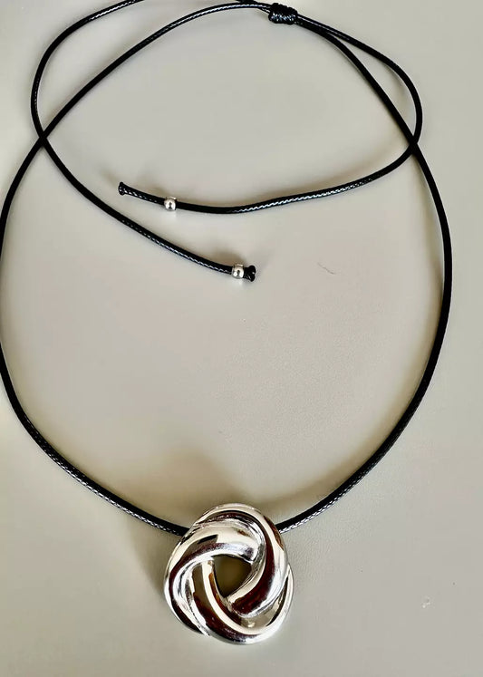 Halsband med knut  på