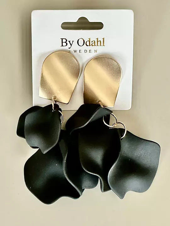 Lövörhängen med guldfärgad platta