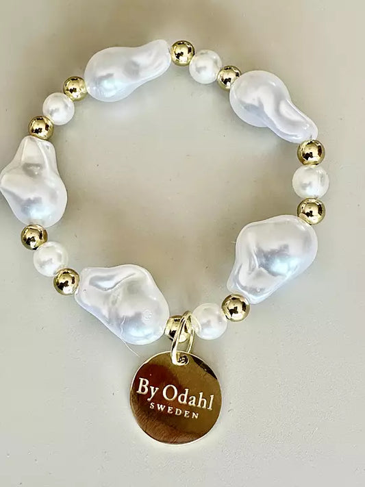 Chunky armband med glansiga pärlor i rosa toner och gulddetaljer – liggande